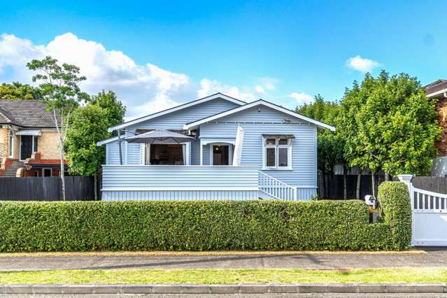 Charming waterfront bungalow with panoramic views