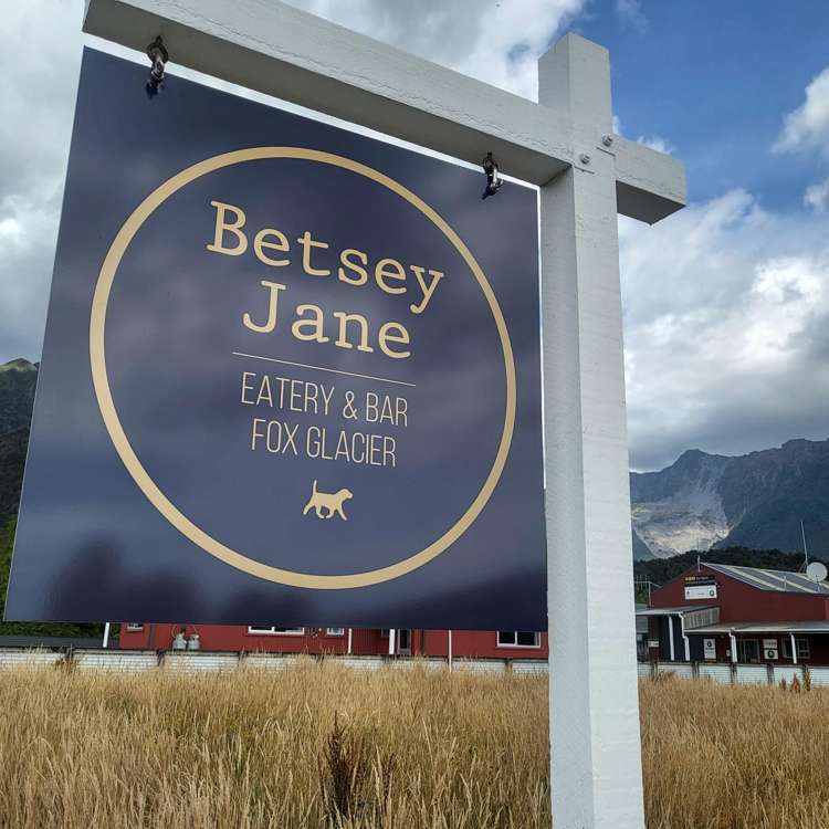 Betsey Jane Eatery & Bar Fox Glacier_12