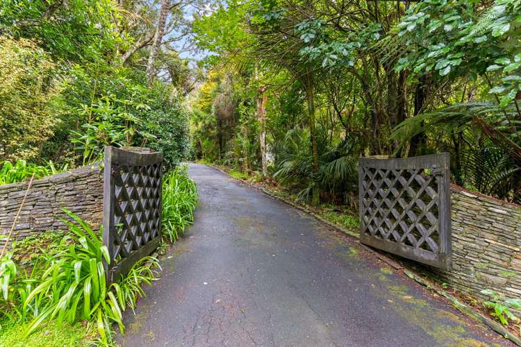 566 Scenic Drive Waiatarua_4