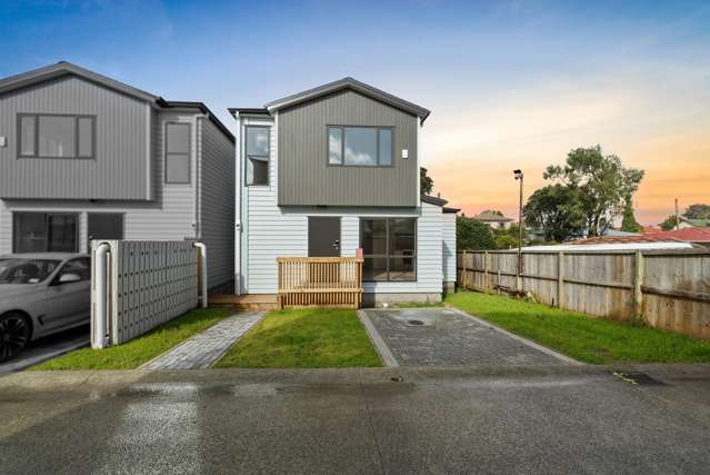 NEW BUILD 4 BEDROOM STANDALONE IN PAPATOETOE!
