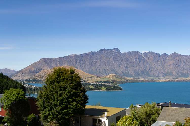 28 Wynyard Crescent Fernhill/Sunshine Bay_14