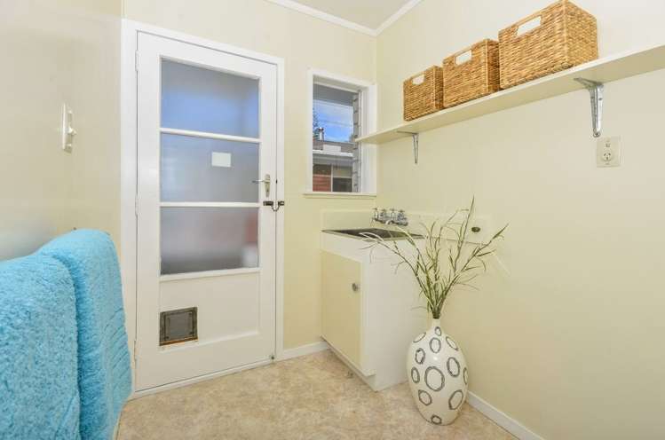 2/12 Downing Street Glenfield_8