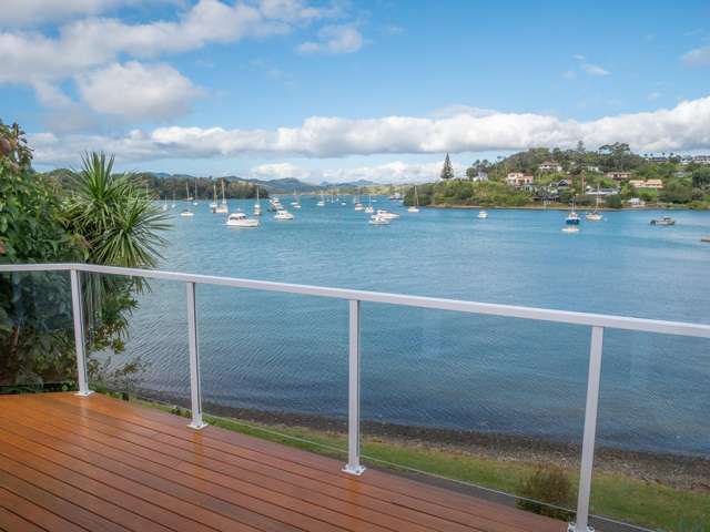 Bach on the Bay: Idyllic Waterfront Retreat