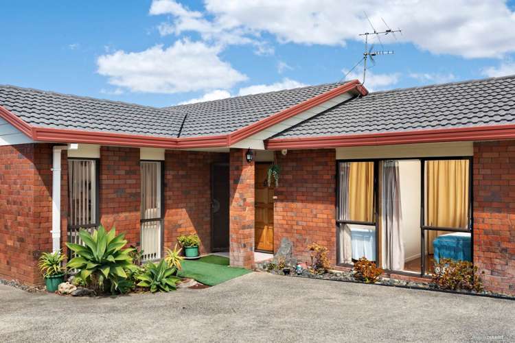 2/132 Botany Road Botany Downs_1