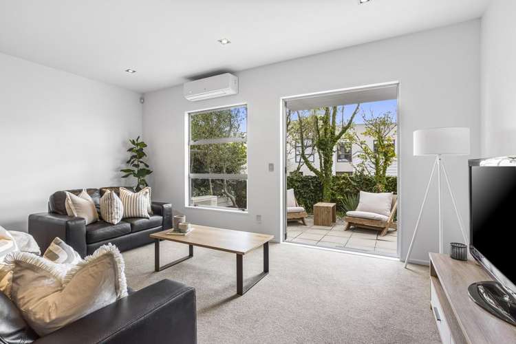 20/40 Scarlet Oak Drive Schnapper Rock_6