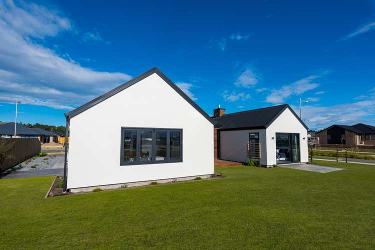 14 Spitfire Drive Burleigh_17