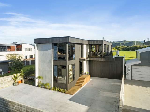 Boat Garage. Reserve & Harbour Views!