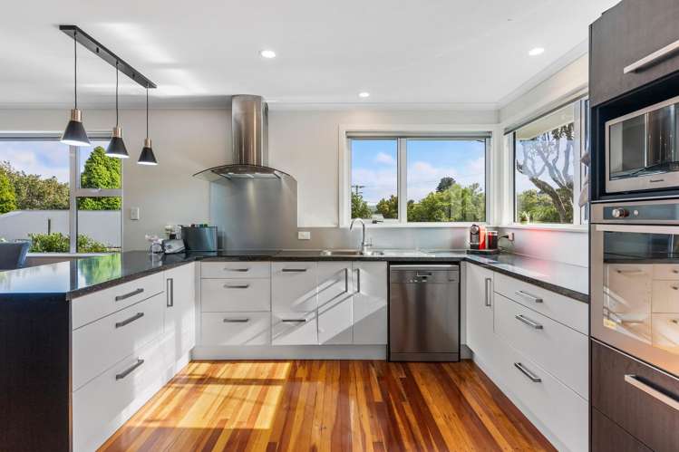 5 Pauline Way Paparangi_3