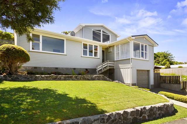 Stunning Family Home With Harbour Views!