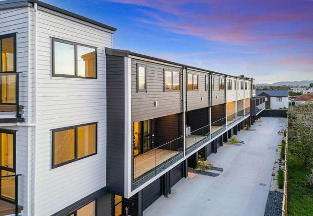 Stylish and Smart Living in the Heart of Avondale!!