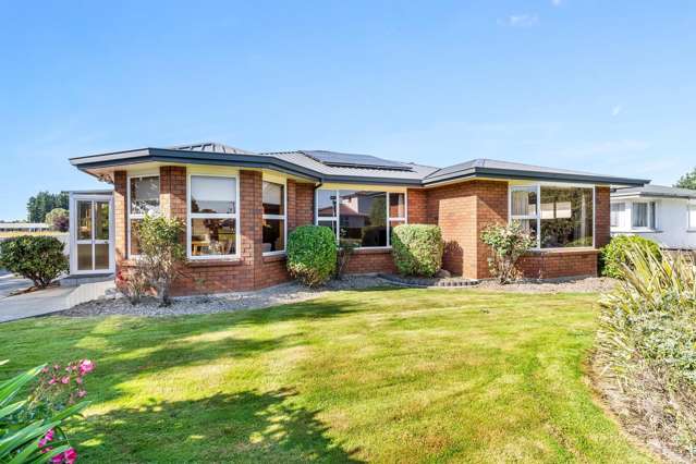 Spacious family home with tradesman's shed