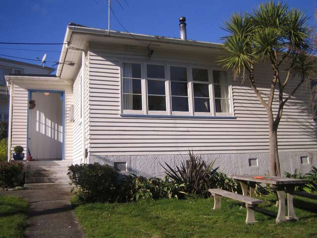 Charming sunny 2 bedroom house