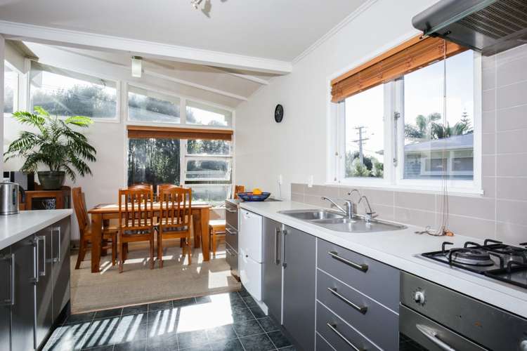 182 Golf Road Titirangi_11