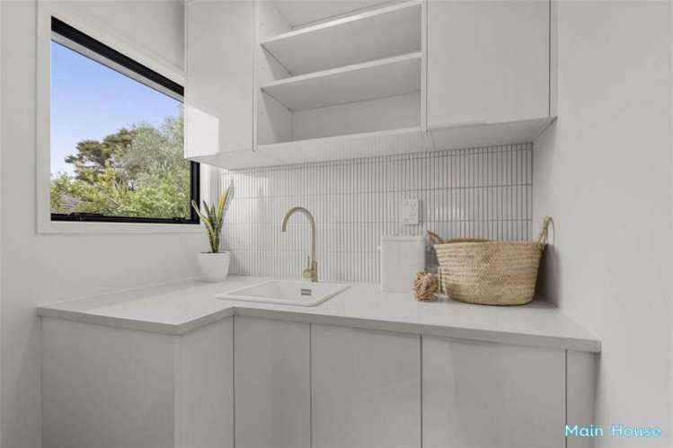 8 & 8A Kupari Place Totara Vale_1