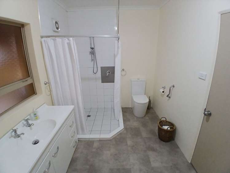 7 Elizabeth Grove Stratford_18