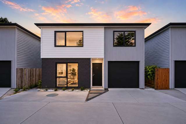 Stylish Freehold Living Near Train Station & M...