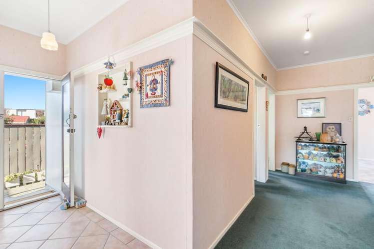 93 Apu Crescent Lyall Bay_10