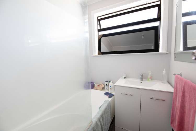 12 Mclaren Crescent Onekawa_7