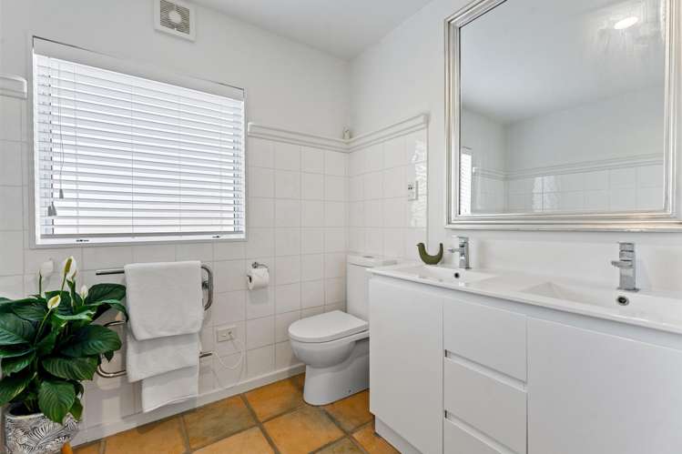 1/104A Beach Road Castor Bay_9