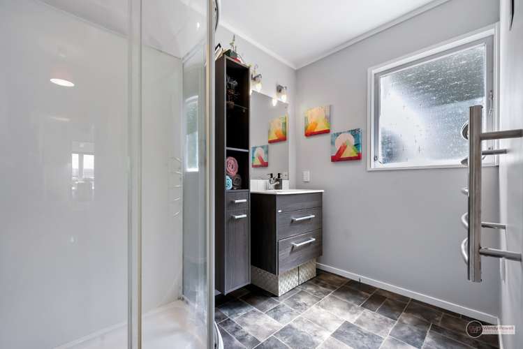 16 Gainsborough Grove Belmont_12