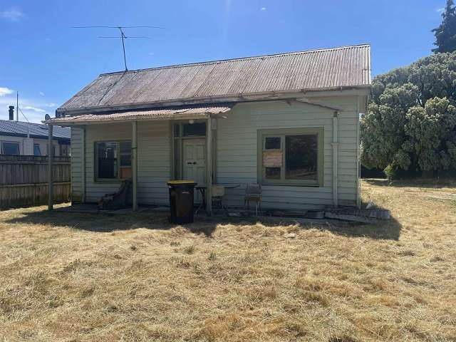 'Everyone loves a do-up': Run-down Southland cottage sells for just over $70,000