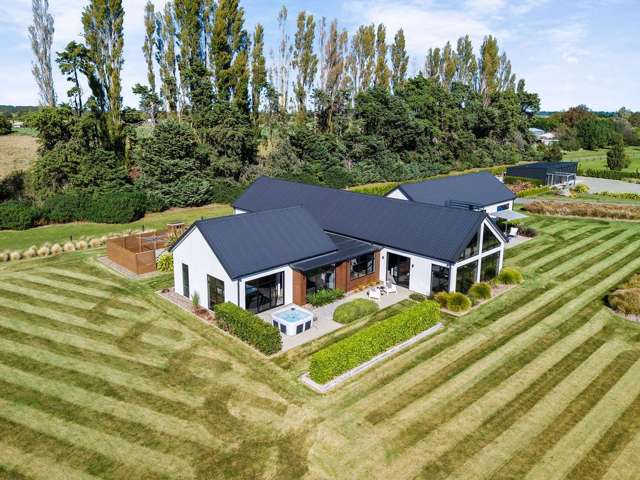 Executive lifestyle with lake views