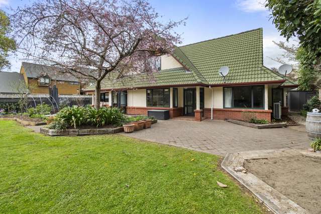 Spacious, double-glazed and superbly located!