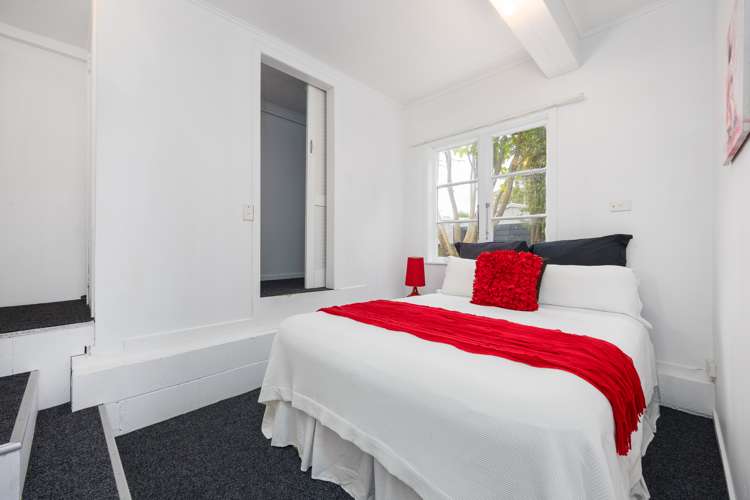 9 Piccadilly Circus Snells Beach_15