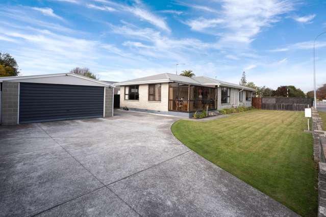 3 Car Garage, 4 Bedrooms + Sunshine!