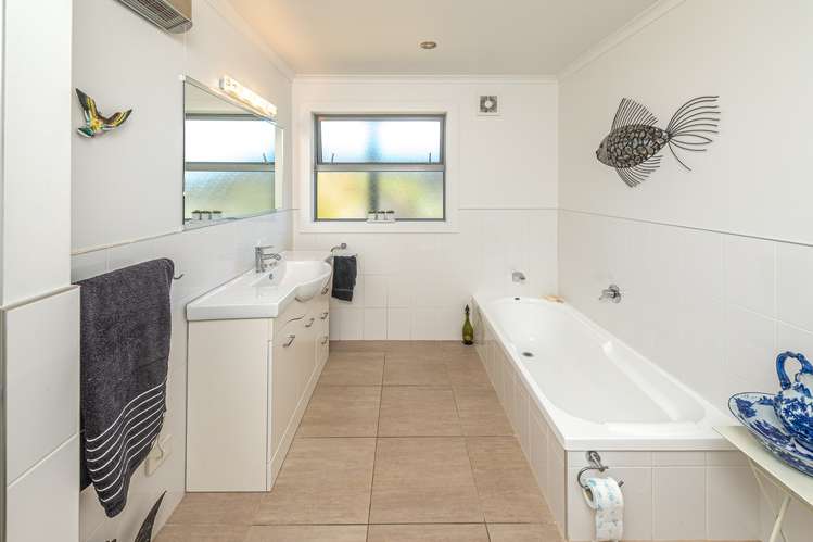 4 Lithgow Drive Otamatea_14