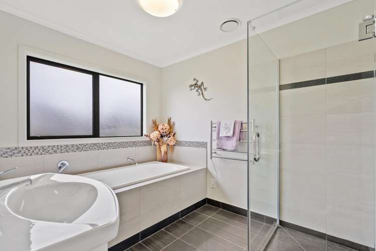 16 Fred Carr Place One Tree Point_19