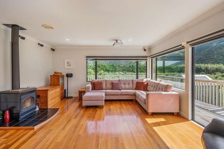 1276 Coast Road Wainuiomata_10