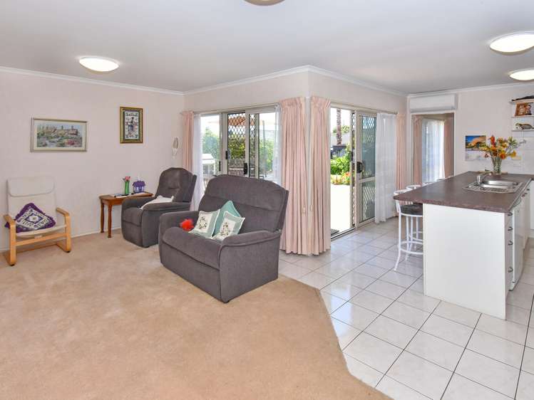 18 Flora Place Wattle Downs_16