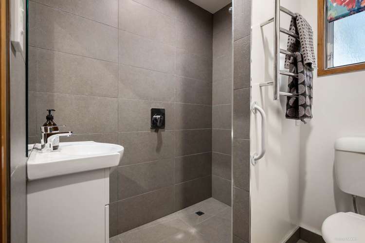 2/3 Moana Avenue Belmont_12