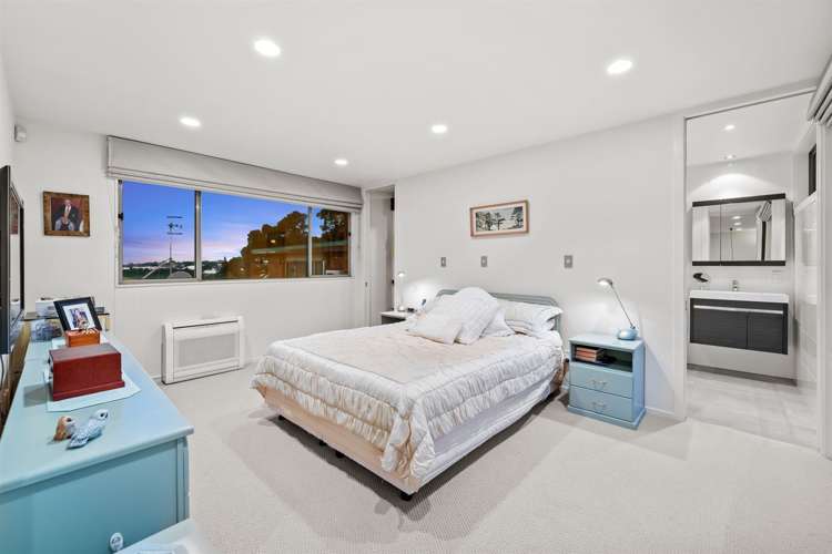 2/8 Beach Road Castor Bay_12