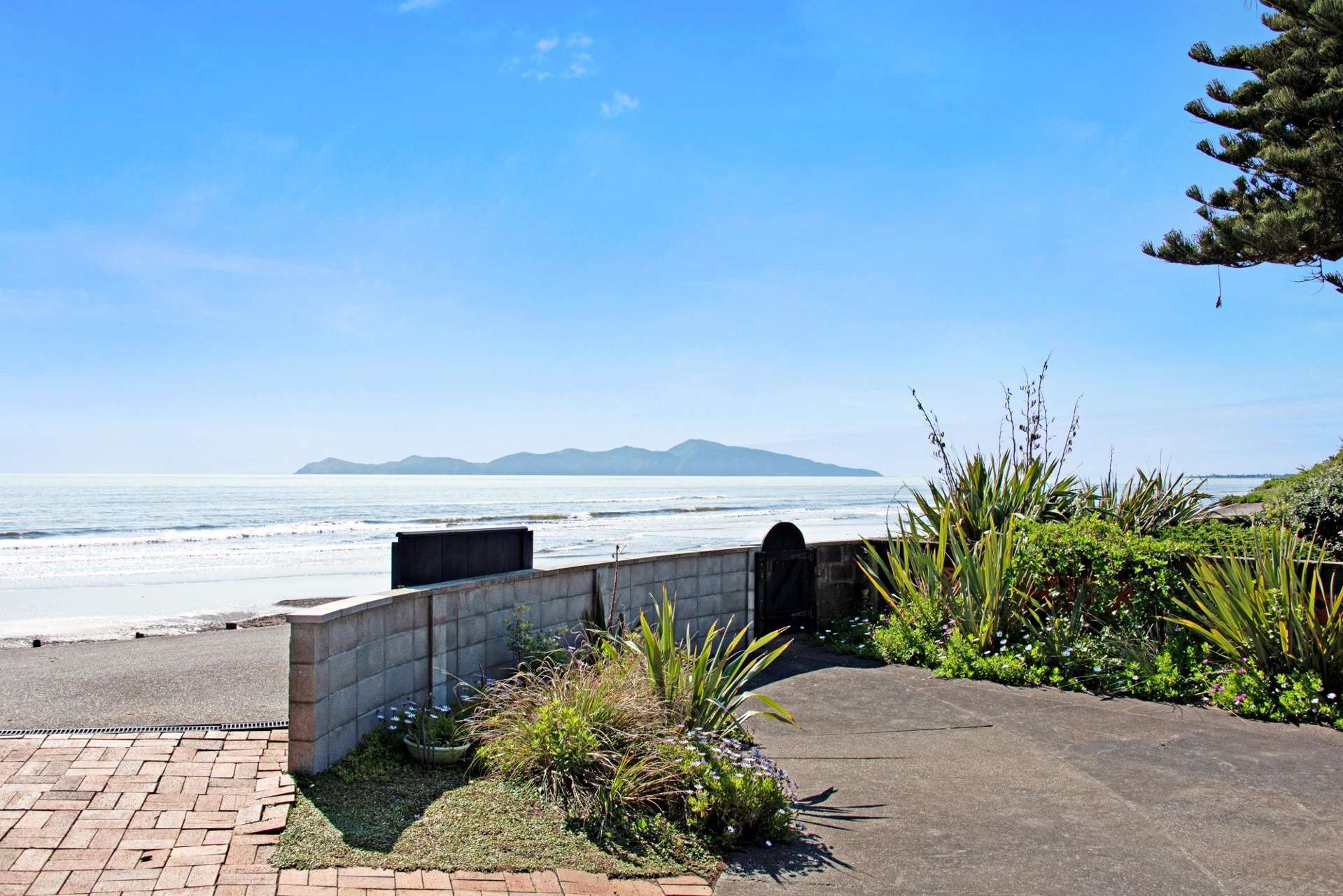 2/27 Beach Road Paekakariki_0