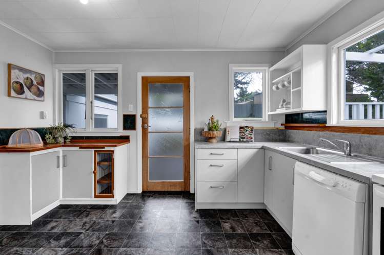 106 Seaview Road Westown_12