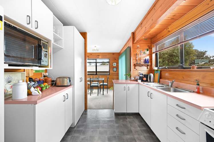 2 Emma Place Pukete_12