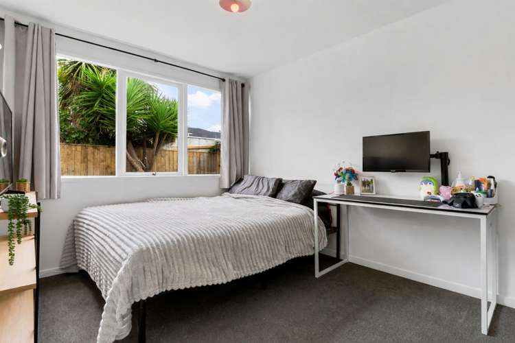 21 Lawrence Cresent Hill Park_8