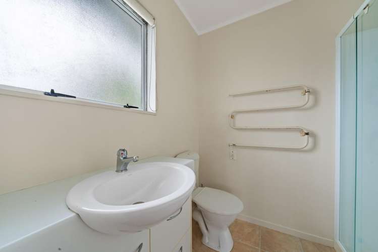 2/10 Lyell Court Clover Park_12