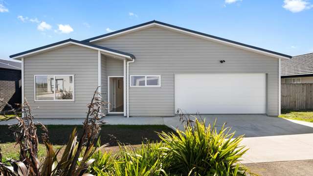Stunning New Build in Clarks Beach