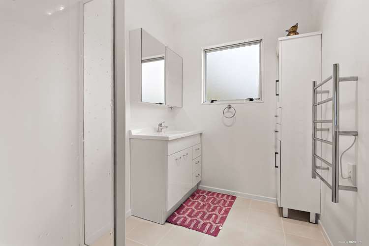 2/15 Netherlands Avenue Kelston_9