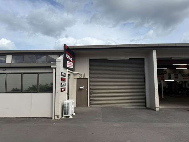 TIDY WAREHOUSE UNIT IN HENDERSON
