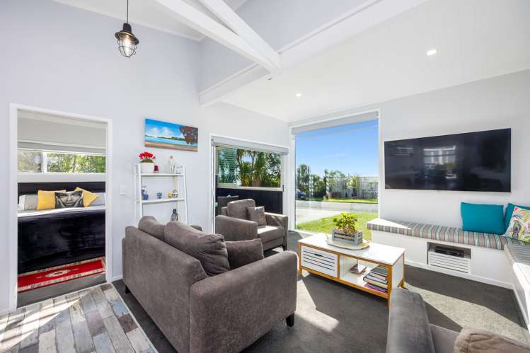 11 Piccadilly Circus Snells Beach_3