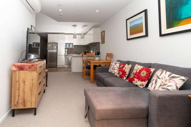 303C/26 Racecourse Parade 10016_1