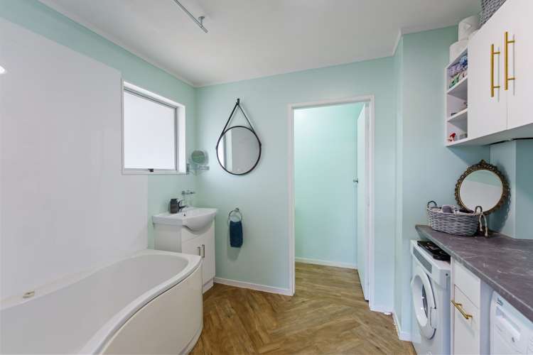 2/290b Main Highway Otaki_17