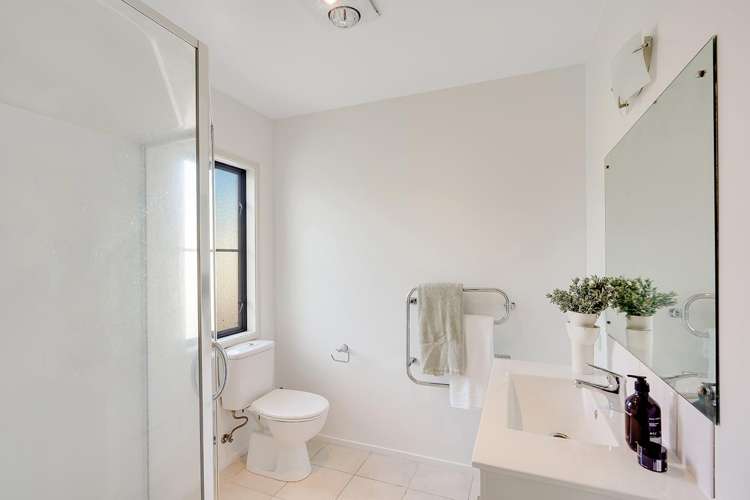 2/5a Opoia Road Hamilton East_12