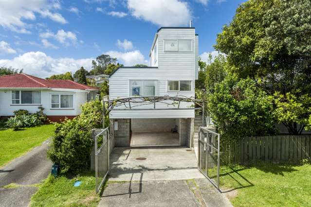 Charming & Convenient Family Living In Glenfield!