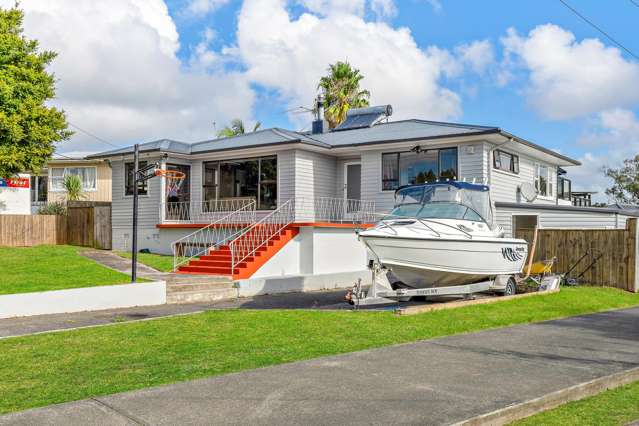 Endless Potential in a Prime Peninsula Location!