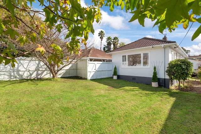 Narrow Neck family home and income 